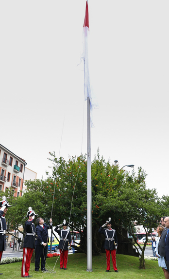 Izada de bandera en la plaza Erkoreka ubicada al lado del Ayuntamiento. (Bilboko Udala)