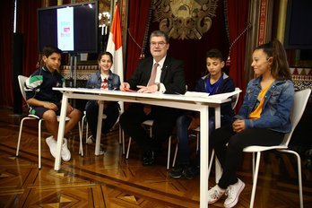 Aburto con niños en la presentación del plan para la infancia. (@bilbao_udala)