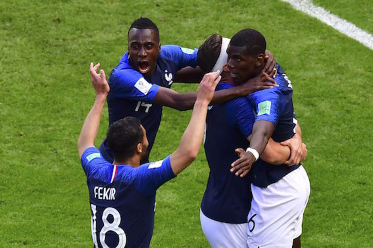 Varios jugadores franceses celebran el decisivo gol de Pogba. (Luis ACOSTA/AFP)