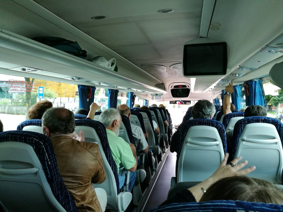 Betetako autobusen irudiak nagusitu dira eguerdian sare sozialetan. Hemen Laudiotik atera dena. (@ehbildulaudio)