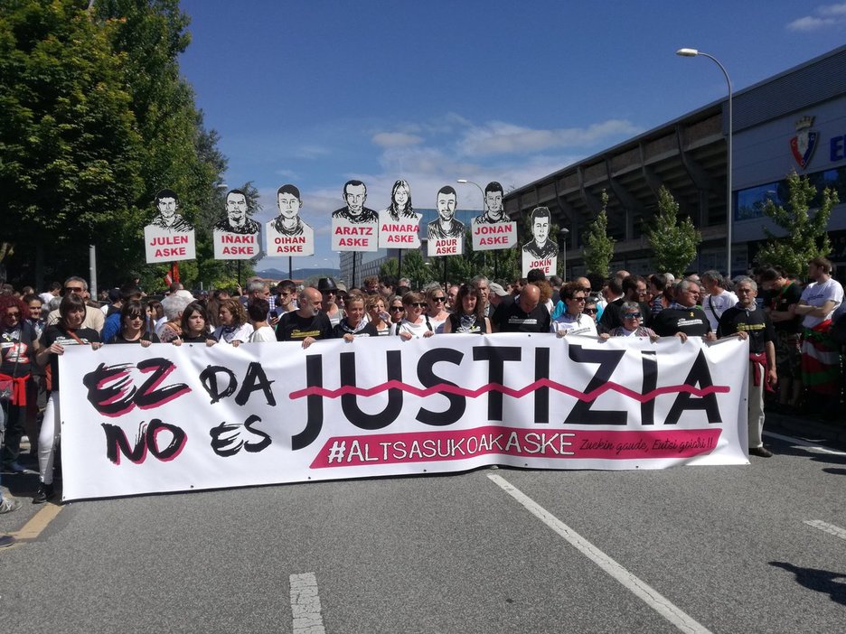 «No es justicia», la pancarta de la manifestación antes de echar a andar. (@Ion_Salgado)