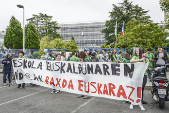 Baionako Rene Cassin lizeoaren atarian egin dute elkarretaratzea. (Isabelle MIQUELESTORENA)