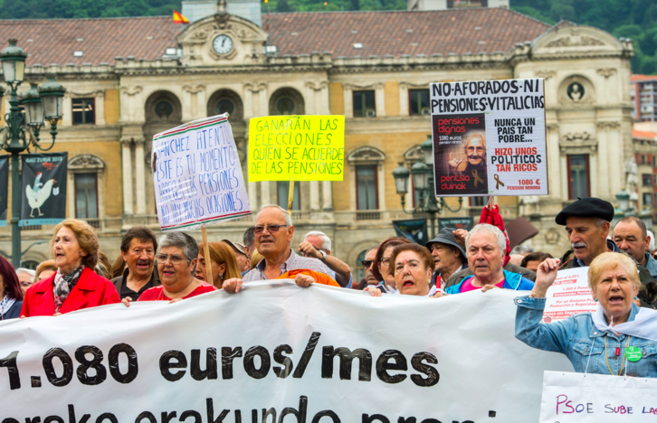 Pentsiodunen mobilizazioa Bilboko Udaletxean. (FOKU)