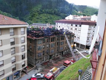 Los bomberos han conseguido extinguir por completo el fuego de la fábrica de Ondarroa. (@UdalBarriak)