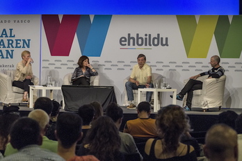 Mesa redonda de Helena Franco, Juan Carlos Longas y Txema Mendibil. (Aritz LOIOLA/FOKU)