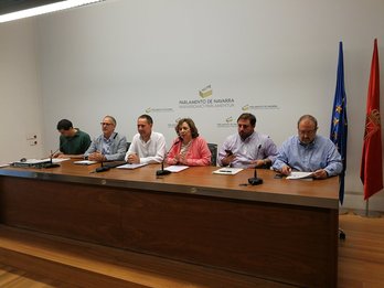 Representantes del Gobierno navarro y las fuerzas del Cambio, hoy en el Parlamento. (@MartxeloDiaz)