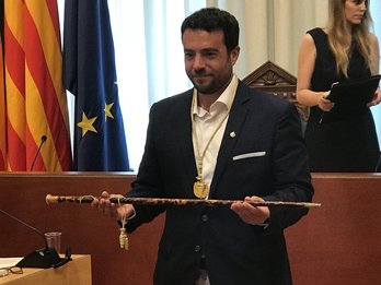 Àlex Pastor, del PSC, posa con la vara de mando tras prosperar la moción de censura contra Dolors Sabater. (@AjBadalona)