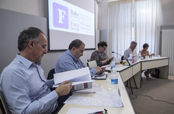 Adolfo Araiz, José Miguel Nuin, Koldo Martínez y Tere Sáez, junto a la moderadora Inma Errea, en el debate del Foro Social. (Jagoba MANTEROLA/FOKU)