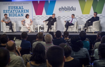 Mesa redonda organizada por EH BIldu en Bilbo. (Luis JAUREGIALTZO / FOKU)