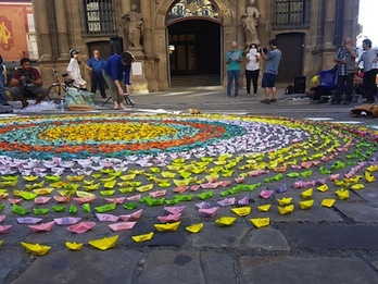 Imagen de la instalación ‘Sueños ahogados’ en la plaza Consistorial de Iruñea. (Red Pobreza Navarra)