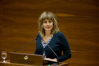 Virginia Alemán, de Geroa Bai, en su intervención en la Cámara. (PARLAMENTO DE NAFARROA)