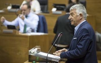 Koldo Martínez, en su intervención en el Parlamento de Nafarroa. (Jagoba MANTEROLA/FOKU)