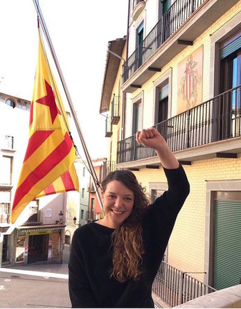 Montse Venturós, en el balcón del Ayuntamiento, con la estelada a sus espaldas. (@CUPBerga)
