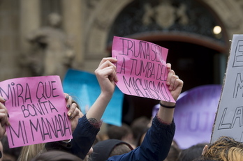 Carteles en una concentración en la plaza del Ayuntamiento de Iruñea. (Iñigo URIZ / FOKU)