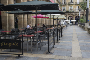 Terraza en plaza Barria del Casco Viejo. (Monika DEL VALLE / FOKU)