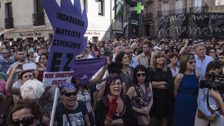 Protesta en Iruñea para denunciar la decisión de poner a ‘La Manada’ en libertad provisional. (Jagoba MANTEROLA/FOKU)