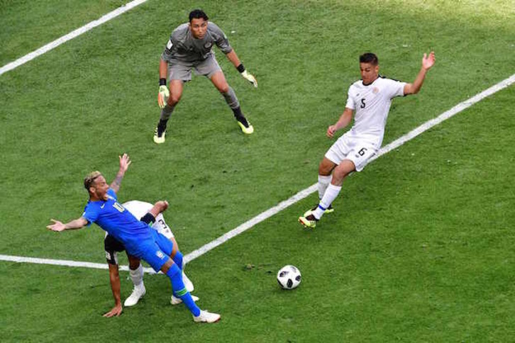 El árbitro ha pitado penalti en esta jugada, pero luego ha rectificado. (GIUSEPPE CACACE / AFP)