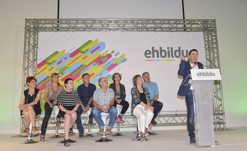 Intervención de Arnaldo Otegi, con los candidatos a su lado. (Idoia ZABALETA / FOKU)