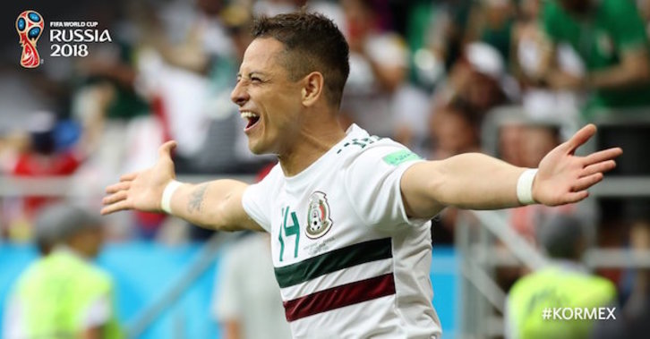 Chicharito Hernández celebra el segundo gol de México. (@fifaworldcup_es)