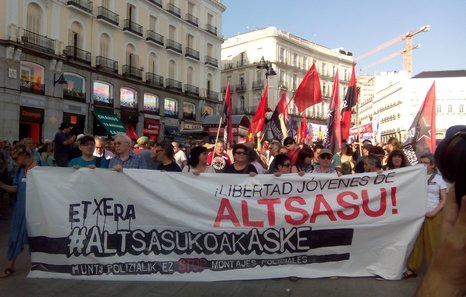 Euskal Herria: La juez Carmen Lamela de la Audiencia Nacional ordena encarcelar a seis vecinos de Altsasu. - Página 2 DgZLFoKWkAAEh5B