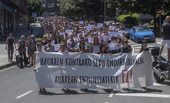 Cabecera de la marcha que ha recorrido las calles de Algorta. (Juanan RUIZ/FOKU)