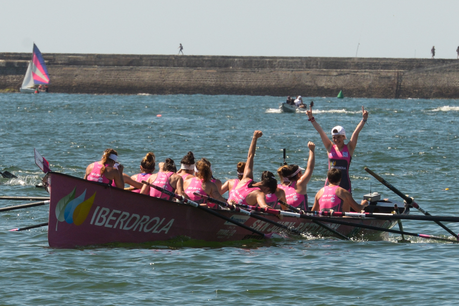 La traînière du Labourd a mis 17 minutes 37 secondes 51 centièmes pour réaliser le parcours. ©Isabelle Miquelestorena