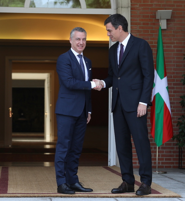 Pedro Sánchez e Iñigo Urkullu se saludan en el exterior de La Moncloa. (J.DANAE/FOKU)