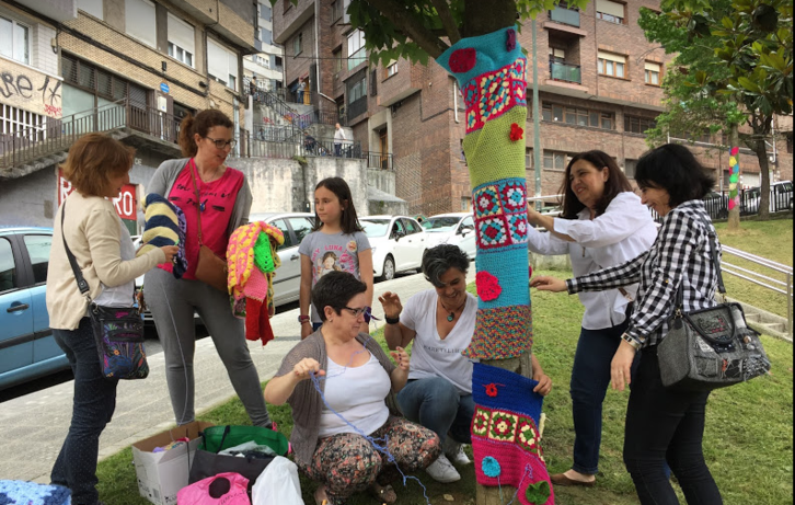 Árboles adornados en la plaza que une las calles Prim, Aurrekoetxea y Begoñazpi. 