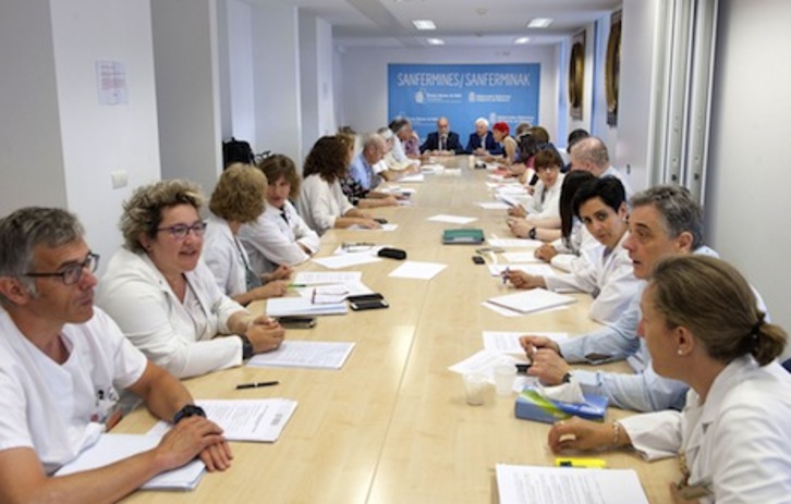 Imagen de la reunión del consejero con los responsables del dispositivo sanitario de sanfermines. (GOBIERNO DE NAFARROA)