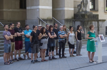 Víctimas de la tortura, junto a la letrada Amaia Izko. (June PRIETO/FOKU)