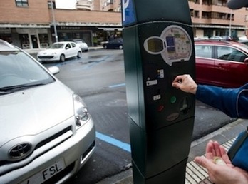 A la zona azul se suma en Iruñea las plazas rotatorias de color rojo. (Iñigo URIZ/FOKU)