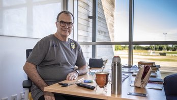 Bielsa en las instalaciones del Leeds. (@LUFC)