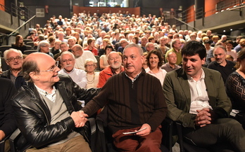 Herzog saluda a Buen (PSE), con Mendoza (EH Bildu) de testigo, durante unas jornadas a favor de la reconciliación. (Andoni CANELLADA/FOKU)