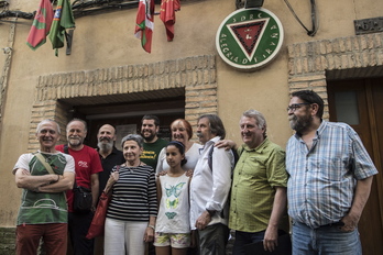 Miembros de las peñas, Autobús de la Memoria y Sanfermines 78 Gogoan, hoy en Iruñea. (Jagoba MANTEROLA/FOKU)