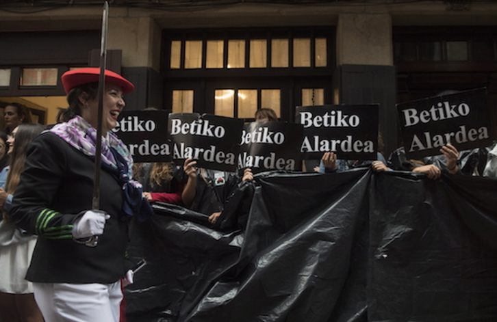 Desfile del Alarde igualitario en Hondarribia, entre plásticos negros. (Jon URBE/FOKU)