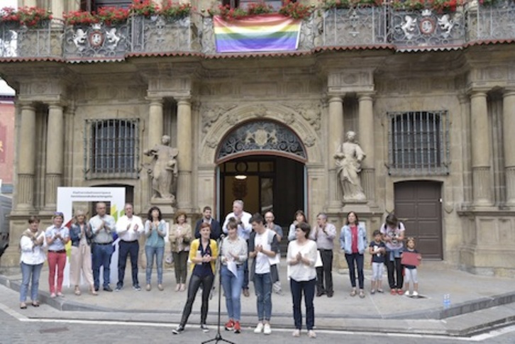 Concentración en Iruñea por el Día LGTBI. (AYUNTAMIENTO DE IRUÑEA)