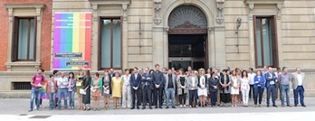 Concentración del Parlamento de Nafarroa para celebrar el Día del Orgullo LGTBI. (Idoia ZABALETA/FOKU)