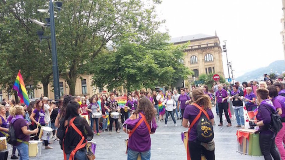 Batukada doinuek lagunduta egin dute manifestazioa Donostian. (@amaialmi)