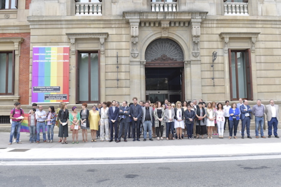 Nafarroako Parlamentuak ere bat egin du LGTBI komunitatearen nazioarteko egunarekin. (Idoia ZABALETA/FOKU)