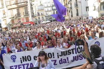 Protesta en la plaza consistorial de Iruñea contra la libertad provisional bajo fianza de ‘La Manada’. (Idoia ZABALETA/FOKU)