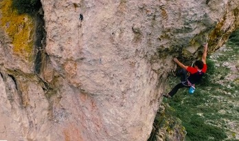 El escalador Ekaitz Maiz ha nombrado una nueva vía que ha abierto en Etxauri ‘Zezenak mendian’.
