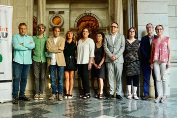 Representantes del Ayuntamiento de Barcelona, junto a víctimas de Hipercor y miembros de Etxerat, en el Consistorio. (Ayntamiento de Barcelona)