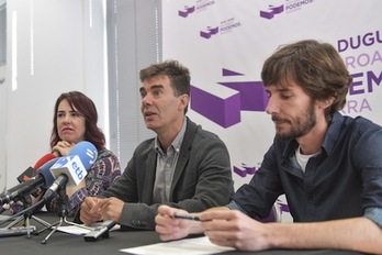 Eduardo Santos ha insistido en que el Parlamento resuelva la cuestión del nombre del grupo de Podemos. (Idoia ZABALETA/FOKU)