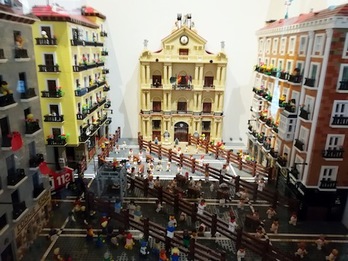 Imagen del encierro realizado con 15.000 piezas de Lego. (AYUNTAMIENTO DE IRUÑEA)