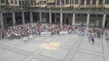 El acto en la plaza Esmaltería de Errenteria, dondo han reclamado la vuelta a casa de Aitzol Gogorza y Mikel Arrieta.