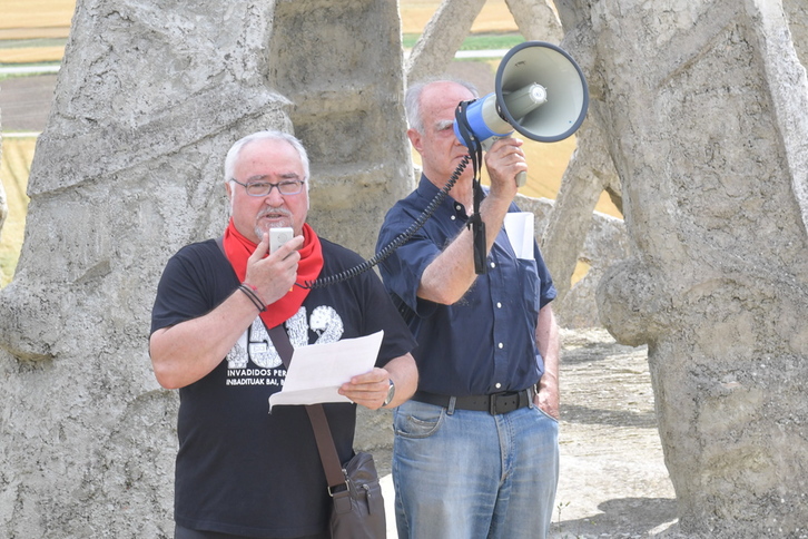 Tasio, junto a Pacual Larumbe, interviene en el monumento de Getze. (Idoia ZABALETA/FOKU)