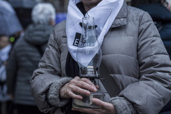 Un familiar de un preso durante la marcha de enero en Bilbo. (Aritz LOIOLA/FOKU)