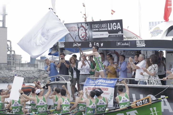 Los remeros de Hondarribia, con la bandera en alto. (Aritz LOIOLA/FOKU)