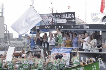 Los remeros de Hondarribia, con la bandera en alto. (Aritz LOIOLA/FOKU)