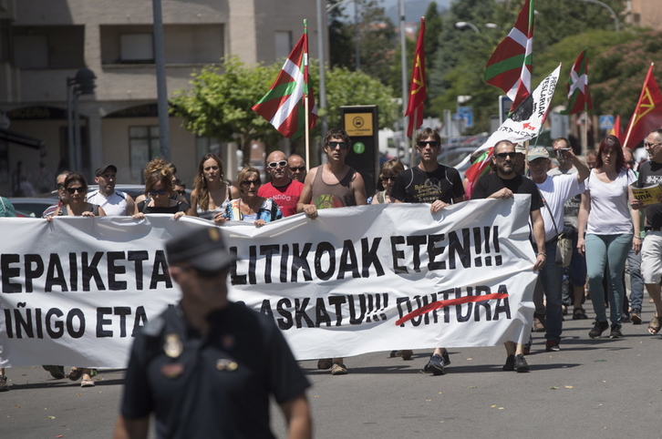 Burlata ha acogido hoy una manifestación para denunciar el juicio contra Iñigo Gulina y Jotas Osés. (Jagoba MANTEROLA/FOKU)